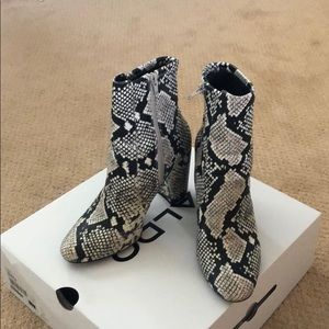 Aldo Shoes - Aldo Snake Skin boots (faux) - Aurella Aldo Shoes - Aldo Snake Skin boots (faux) - Aurella